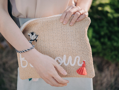 草编流苏手拿包