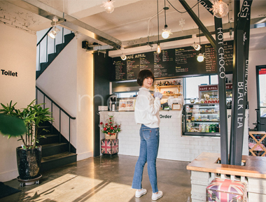 微喇磨边牛仔裤