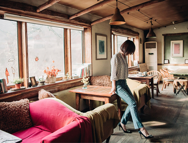 紧身微喇破坏款牛仔裤