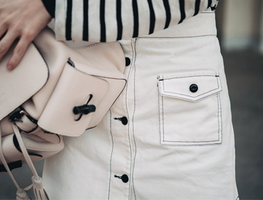 白底黑线单排扣短裙