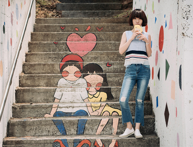 不规则边微喇牛仔裤