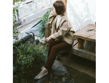 铁锈红色喇叭裤