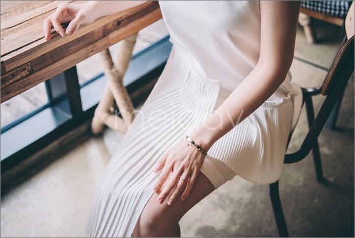 白色不对称百褶裙