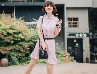 粉色荷叶边连衣裙