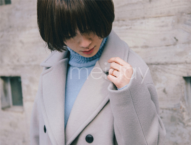 杏色双排扣长大衣