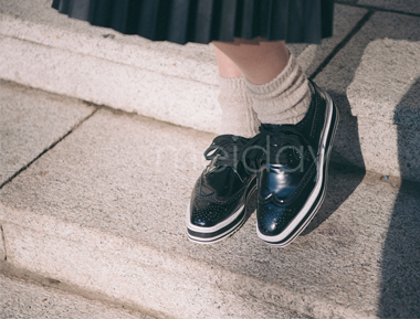 黑色漆皮布洛克鞋