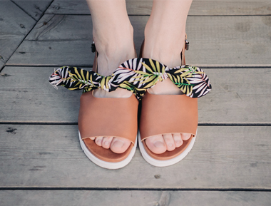 棕色绑带蝴蝶结凉鞋