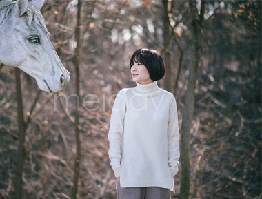 米白色高领毛衣