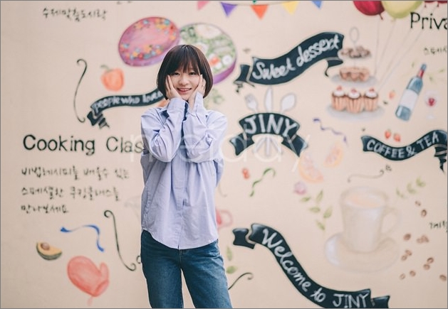 蓝色细条纹衬衫