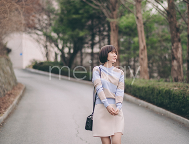 冰激凌色圆领针织衫