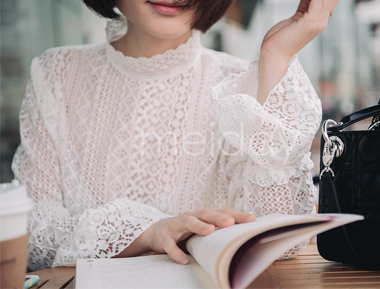 半高领蕾丝衬衣