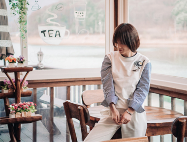 条纹袖子立体刺绣卫衣