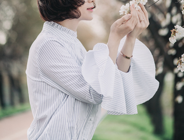 细条纹立领荷叶袖衬衫