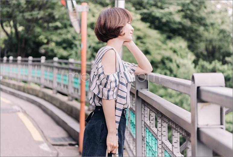 【特惠】竖条纹露肩不对称上衣