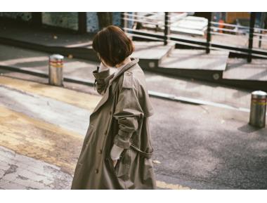 蜜蜂刺绣大牌风衣