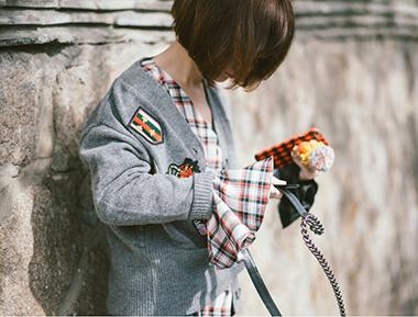 灰色徽章毛衣开衫