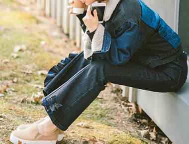 立体褶皱拼贴微喇牛仔裤